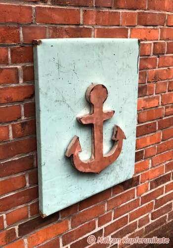 Anker auf Patinaplatte
